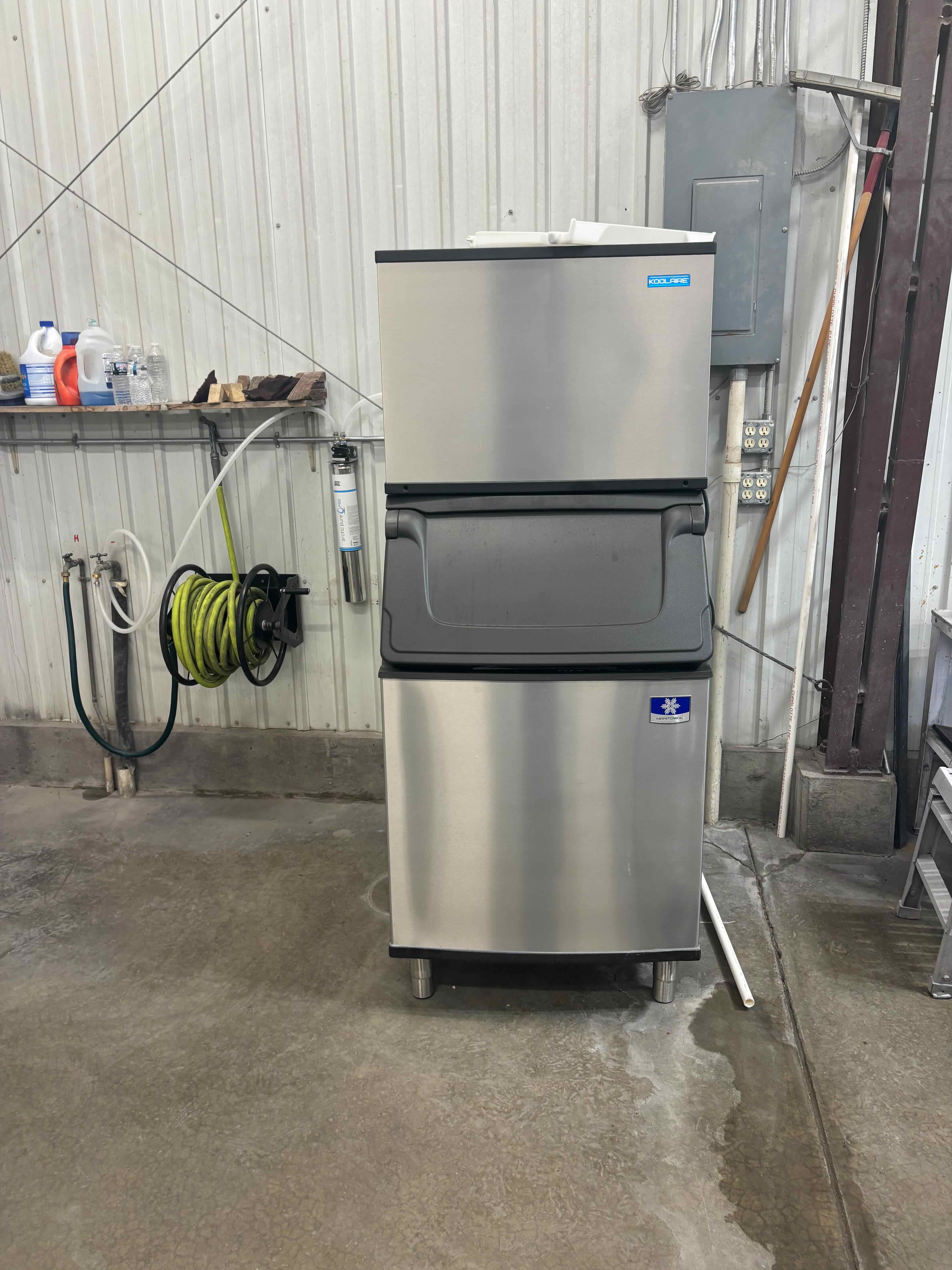 Floor-standing ice machine